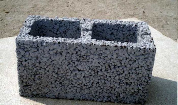 בבטון גרגר גס אין חול ושברי צבירה מחוברים רק בנקודות המגע
