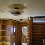 Foto de um corredor em uma casa feita de troncos com teto falso