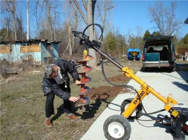 É mais fácil cavar com uma furadeira a motor))