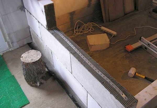 Divisórias feitas de concreto aerado, se desejado, podem ser reforçadas