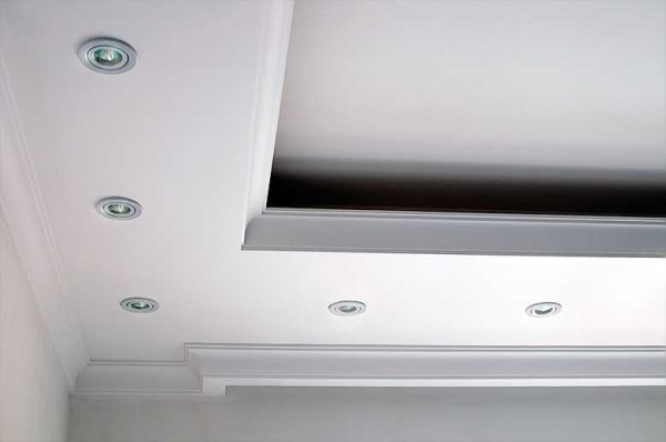 Para instalar iluminação oculta na caixa de nível inferior, faça uma prateleira especial para as lâmpadas