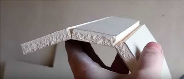 Knip om de 5 cm karton aan één kant uit en breek de pleister