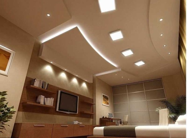 LED-verlichting van het gipskartonplafond is slechts een spectaculaire ontwerptechniek. Verlichting dient apart verzorgd te worden