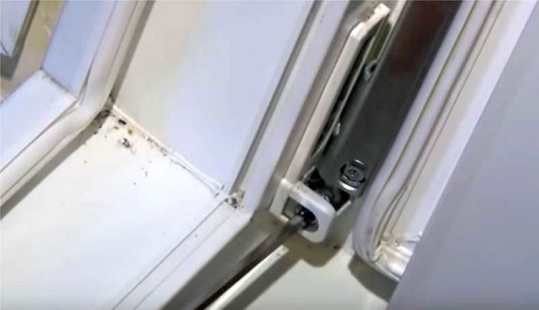 Регулиране на балконската врата при триене в багажника