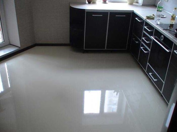 Självnivellerande golv i köket - de ser bra ut och till och med funktionellt bra