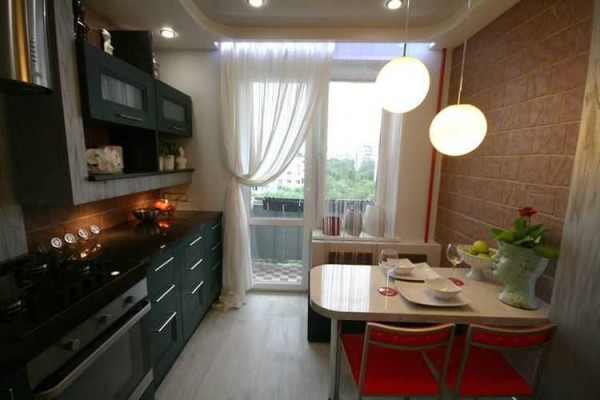 Pengubahsuaian dapur 9 m2 dengan tidak bertebat dan balkoni