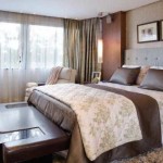 חדר שינה בסגנון מודרני, צבעים חומים שוררים