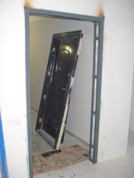 Khung lắp cửa kim loại trong nhà bê tông khí