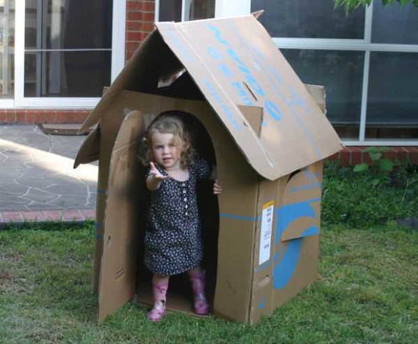 Casa infantil fora da caixa com telhado de duas águas