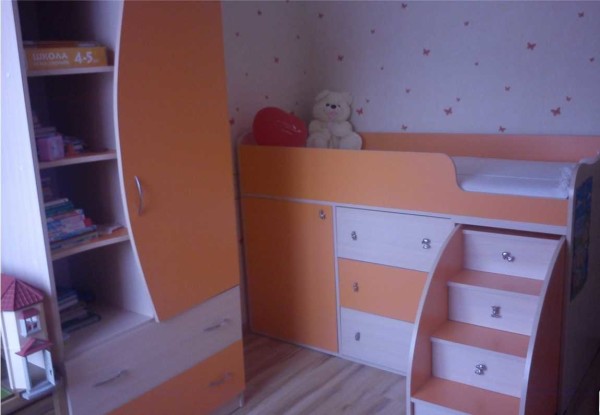 Giường gác xép dành cho trẻ em có thể có chiều cao trung bình - nơi ngủ được đặt cách sàn một mét (hoặc lâu hơn)