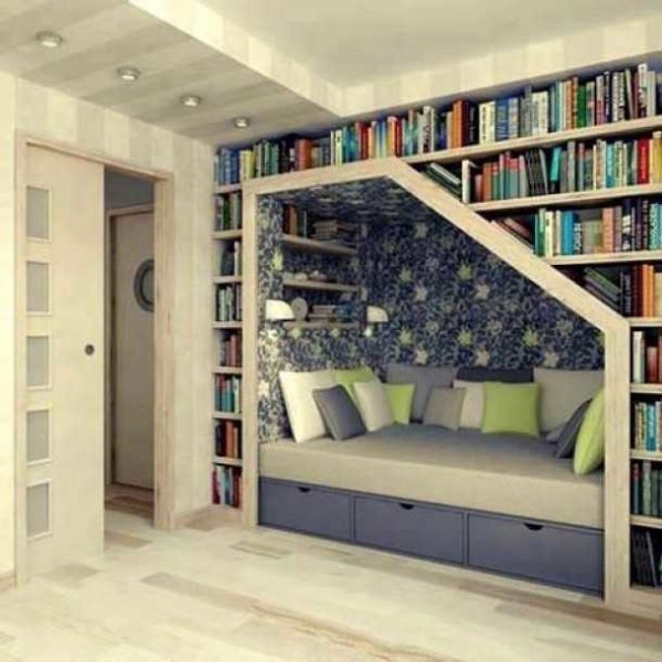 Använd utrymmet ovanför sängen för att lagra böcker