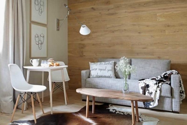 Uma parede tem acabamento em madeira ou pedra - uma das últimas tendências da moda