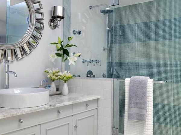 מראה יוצאת דופן בחדר האמבטיה נותנת את הטון לכל העיצוב
