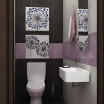 En ganska komplicerad version av den kombinerade plattan på toaletten - tre färger, och till och med insatser med mönster ... En sådan toalettdesign måste ritas i designprogram, annars kan något konstigt visa sig