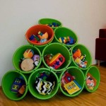Apenas uma dúzia de baldes e você tem uma prateleira de brinquedos original