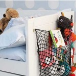 Os brinquedos favoritos podem ser armazenados em uma rede na cabeceira da cama