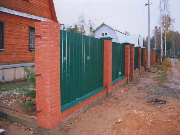 A opção mais popular é uma cerca ondulada com postes de tijolos