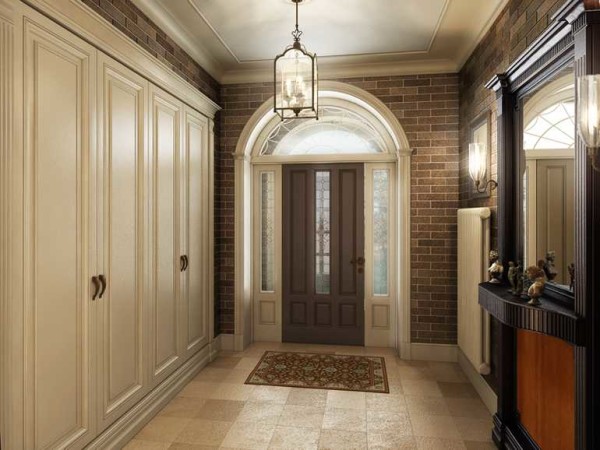 O corredor de estilo clássico começa com uma porta