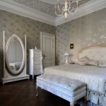 Dormitorio gris y blanco en un estilo clásico.