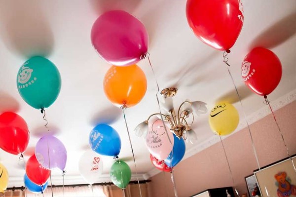 Para conhecer o recém-nascido, você pode encher balões de gel na sala