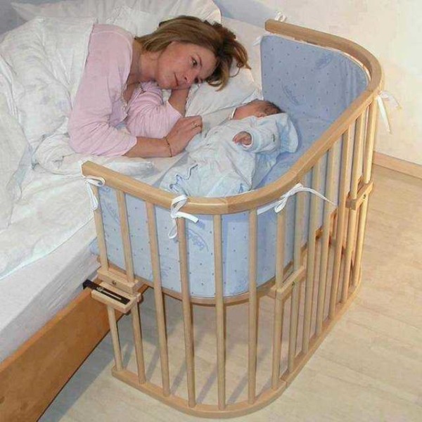 Compromisso conveniente: tanto o bebê quanto a mãe não precisam se levantar no berço