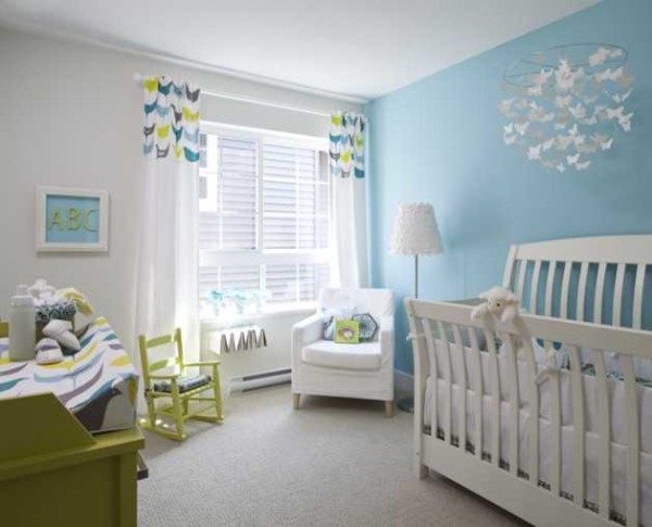 Conjunto básico de móveis para o quarto de um recém-nascido