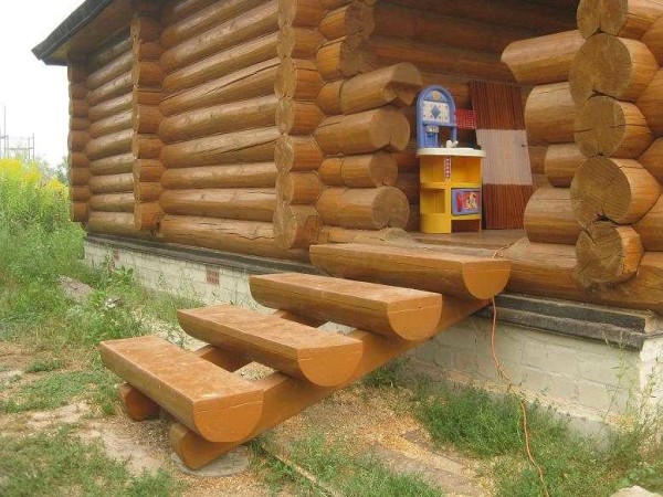 Veranda till träbadet - en trappa gjord av stockar