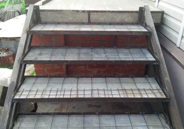 Стъпалата са готови за изливане на бетон