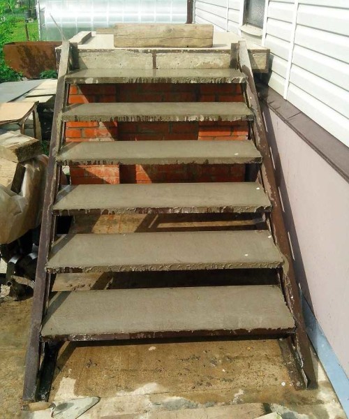 המדרגות מלאות בבטון