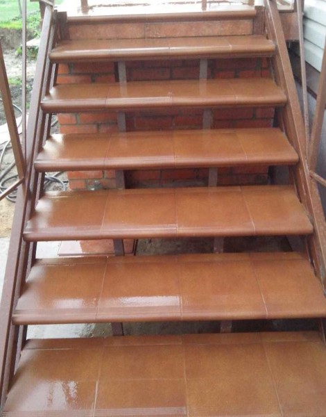 Плочица за степенице је одабрана црвено-браон како би одговарала боји цигле
