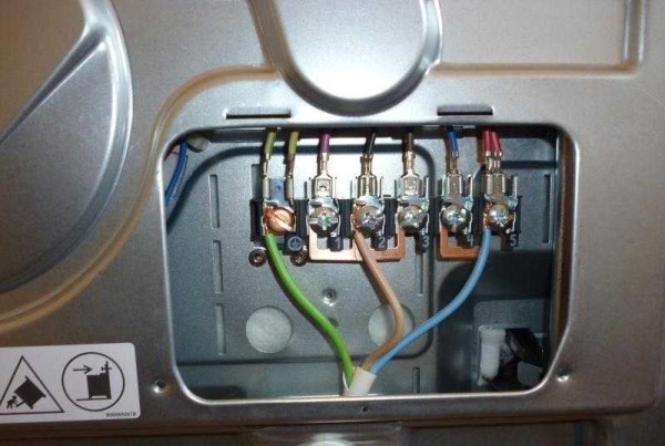 Connexion du câble à la cuisinière électrique