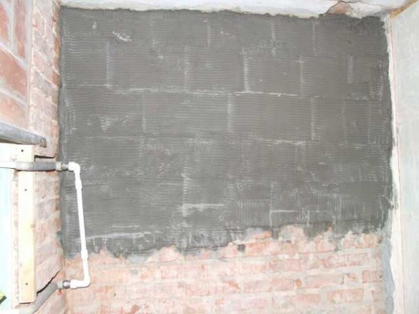 Први слој за изравнавање нагомиланог зида