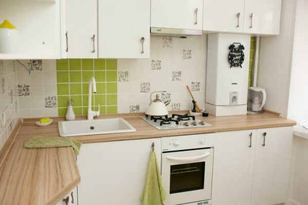 Les façades claires fonctionnent bien dans les cuisines jusqu'à 6-7 m².