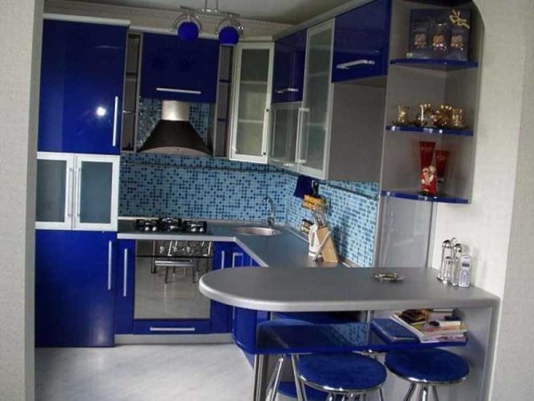 Челично плава палета је готово класична. Биће добро у кухињи која гледа на југ
