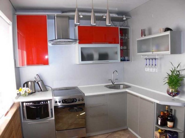 Al decorar una cocina, lo principal es no exagerar con acentos de color. Debería haber algunos de ellos