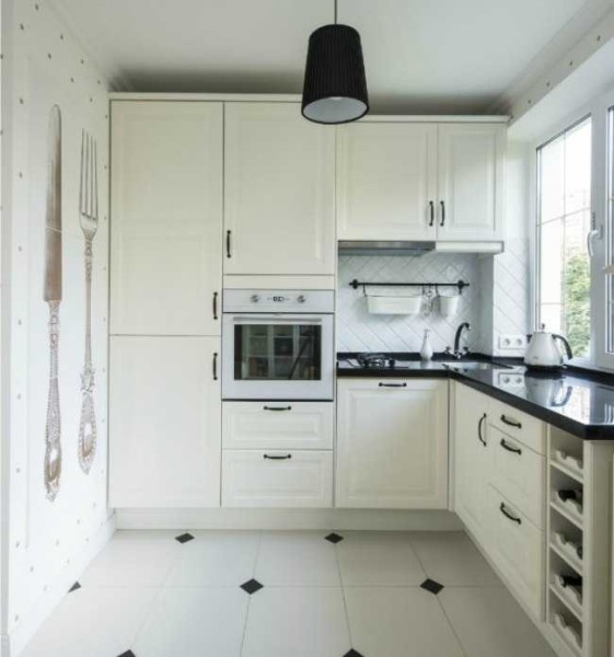 Hvitt kjøkken med små sorte aksenter - alltid relevant