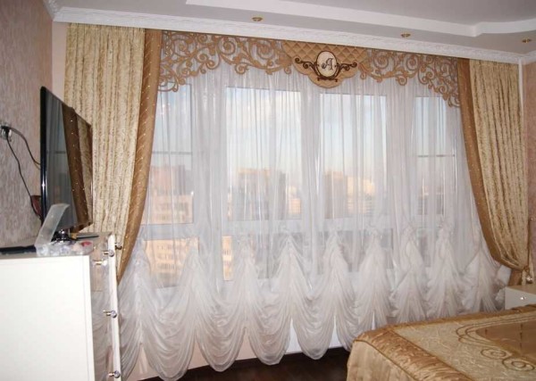 Plissados ​​na parte inferior como cortinas austríacas - para um interior chique em estilo clássico