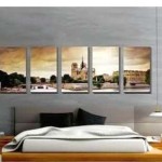 תוכלו לקשט את הקיר בחדר השינה עם פאנל עם נוף אורבני (או טבעי)