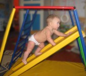Für Babys - ab 1 Jahr gibt es kleine Rutschen mit sanften Wänden - stehen sie normalerweise separat