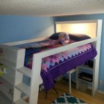 Tempat tidur ini mempunyai tempat tidur yang luas di atas dan rak di bawahnya.