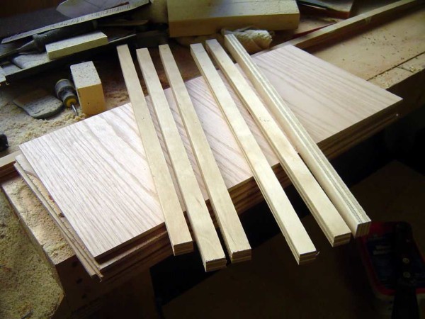 Skär plywood i bitar av önskad storlek