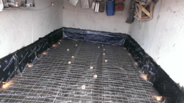 Хидроизолацията на пода на гаража е направена от хидроизолация, на тухли е монтирана подсилваща мрежа