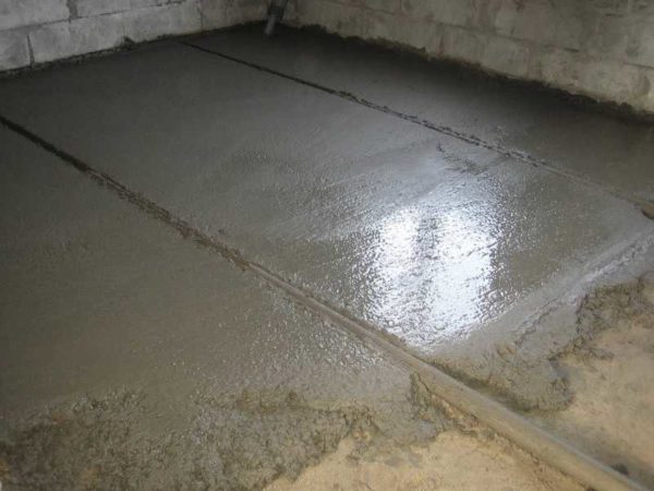 Entonces vierten el piso de concreto en el garaje junto a los faros