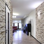 Декоративни камен се посебно истиче на позадини глатких зидова