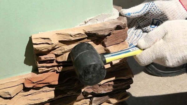 Para melhor aderência da pedra à parede, você pode usar um martelo de borracha