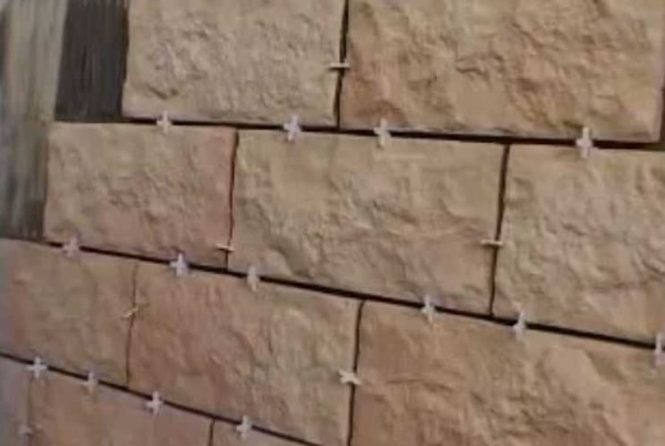 צלבים גדולים מתאימים גם לקישוט קירות באבנים דקורטיביות.