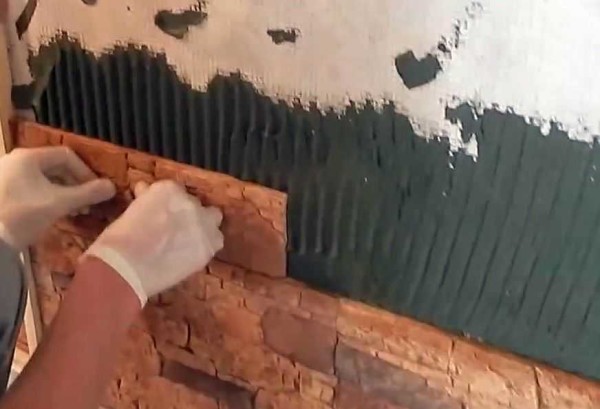 Teknologi kedua untuk meletakkan batu hiasan di dinding