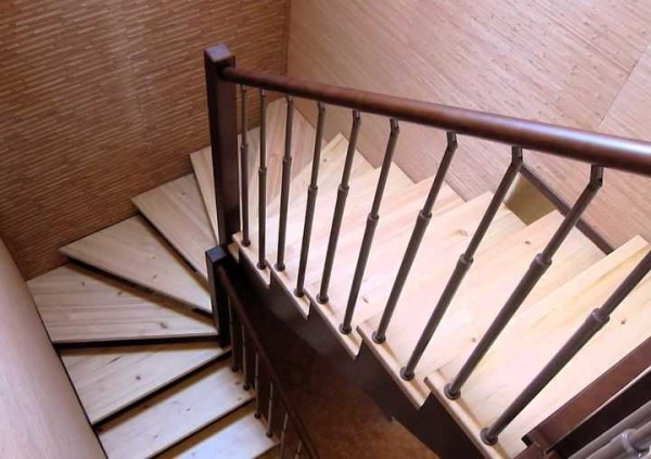 ניתן לתאר מדרגות מתפתל גם כפנייה