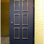 Lister limmades på de målade dörrarna, som sedan målades med guldfärg