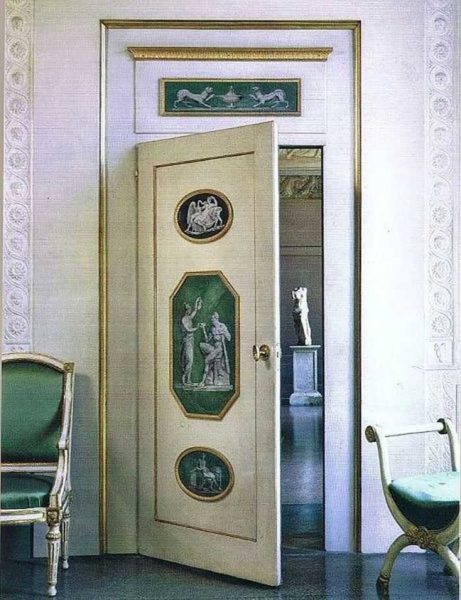 Možnosť dekorácie dverí pre klasický interiér